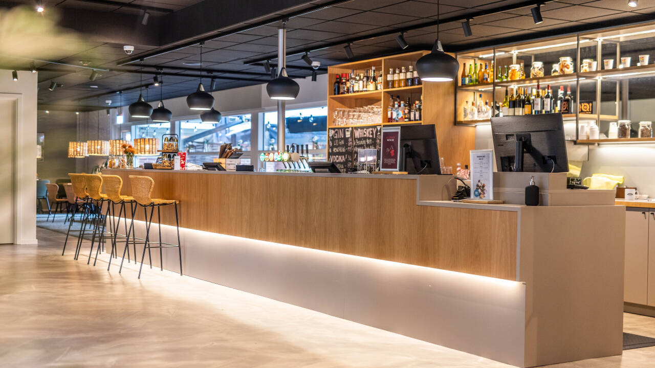 Die gemütliche Bar lädt ein, Ihr im Paket enthaltenes Getränk in angenehmer Atmosphäre zu genießen.