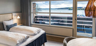 Hotellets lyse værelser har alle egen balkon eller terrasse, hvor I kan slappe af og nyde f.eks. en kop kaffe.