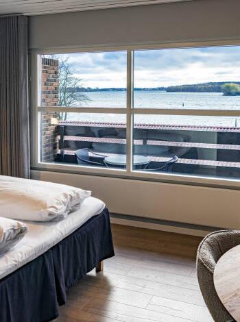 Enjoy a good dinner accompanied by a beautiful view in the hotel's lovely panoramic restaurant with terrace.