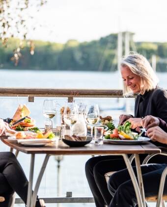 Nyt en deilig middag med vakker utsikt i hotellets flotte panoramarestaurant med terrasse.