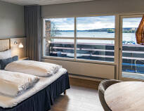 Hotellets ljust inredda rum har antingen balkong eller terrass, perfekt för att slappna av med en kopp kaffe.
