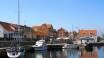 Nyd livet ved den evigt charmerende havn i Allinge, sprængt ud i klipperne, med dejlig caféstemning og små butikker.