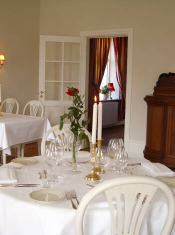 Genießen Sie den Nachmittagstee auf der gemütlichen Terrasse und speisen Sie im charmanten Restaurant des Hotels.