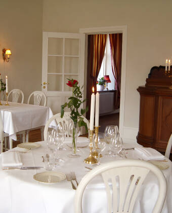 Genießen Sie den Nachmittagstee auf der gemütlichen Terrasse und speisen Sie im charmanten Restaurant des Hotels.