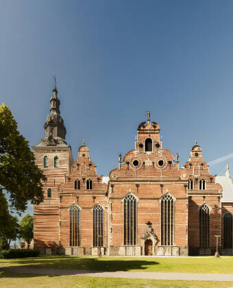 Das Hotel iliegt ca. 20 km von Kristianstad, wo Sie die schöne Dreifaltigkeitskirche erleben können, die von König Christian IV erbaut wurde.