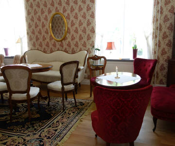 Kroen har en hyggelig atmosfære, og her kan dere slappe av med en bok i en stille krok.