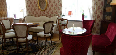 Kroen har en hyggelig atmosfære, og her kan dere slappe av med en bok i en stille krok.