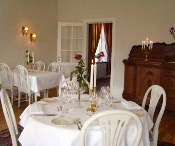 Nyd eftermiddagskaffen i den hyggelige gårdhave og spis middag i hotellets charmerende restaurant.