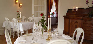 Nyd eftermiddagskaffen i den hyggelige gårdhave og spis middag i hotellets charmerende restaurant.