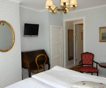 Das Gasthaus verfügt über 25 Doppelzimmer, die alle individuell im traditionellen Stil eingerichtet sind.