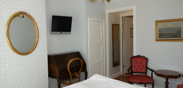 Das Gasthaus verfügt über 25 Doppelzimmer, die alle individuell im traditionellen Stil eingerichtet sind.