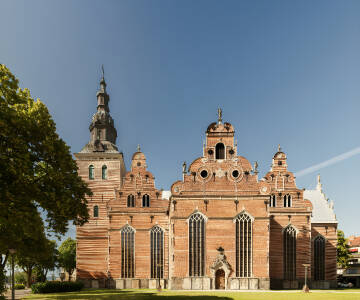 Das Hotel iliegt ca. 20 km von Kristianstad, wo Sie die schöne Dreifaltigkeitskirche erleben können, die von König Christian IV erbaut wurde.