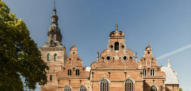 Hotellet ligger rundt 20 km fra Kristianstad. Her kan dere blant annet oppleve den vakre Treenighetsskirken.