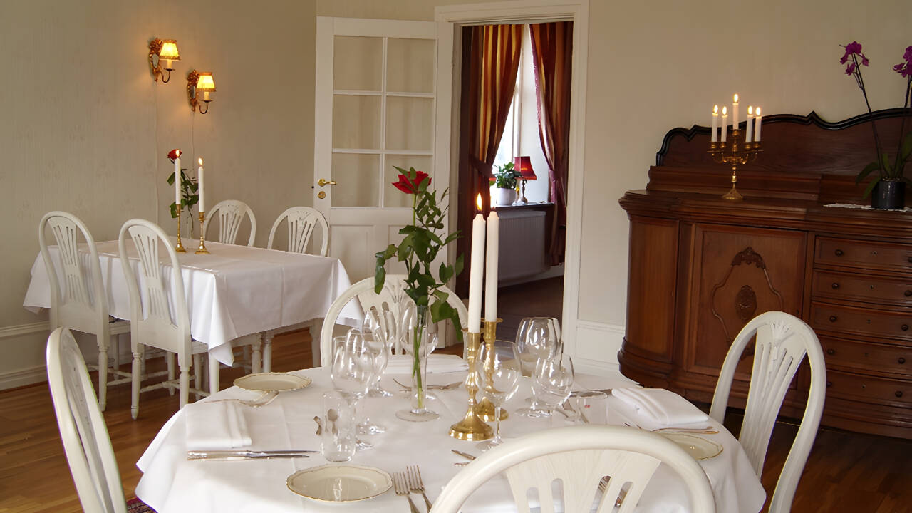 Nyt ettermiddagskaffen i den hyggelige gårdshagen og spis middag på hotellets sjarmerende restaurant.