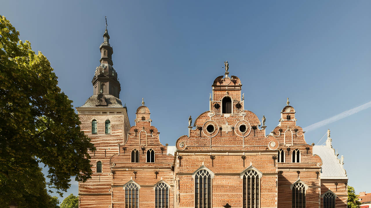 Das Hotel iliegt ca. 20 km von Kristianstad, wo Sie die schöne Dreifaltigkeitskirche erleben können, die von König Christian IV erbaut wurde.