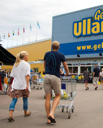 Besøg det store gule varehus, som efter en beskeden begyndelse i 1963 nu er et af Sveriges mest populære turistmål.