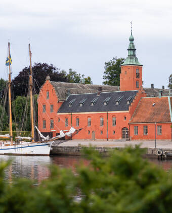 Åk på dagsutflykt till Halmstad eller Tylösand, två vackra städer väl värda ett besök under en bilsemester längs Västkusten.