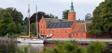Åk på dagsutflykt till Halmstad eller Tylösand, två vackra städer väl värda ett besök under en bilsemester längs Västkusten.