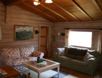 It offers accommodation in both double rooms and cosy wooden cabins.
