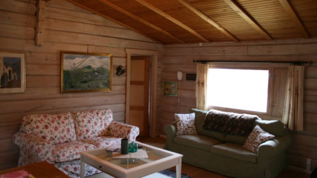 Stedet tilbyder indkvartering i både dobbeltværelser og hyggelige træhytter.