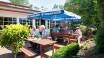 Das Hotel Restaurant Schützenhof hat ein gemütliches Ambiente mit Sonnenterasse, auf der man bei schönem Wetter gemütlich zusammensitzen kann.