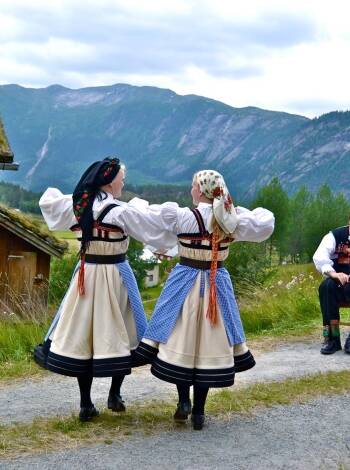Setesdal har lange tradisjoner innen sølvsmedhåndverk, folkemusikk og dans.