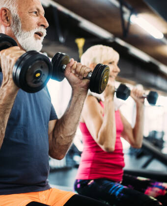 Bleiben Sie im Urlaub fit. Zu den Hoteleinrichtungen gehört ein Fitnessstudio.
