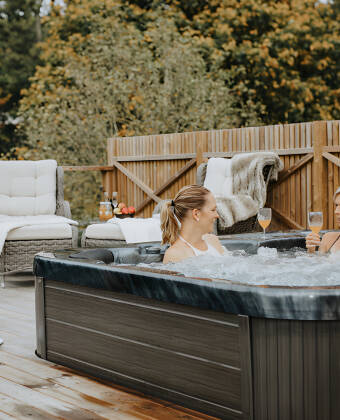 Nehmen Sie sich Zeit zum Entspannen im Whirlpool und in der Sauna, umgeben von ruhiger Natur.
