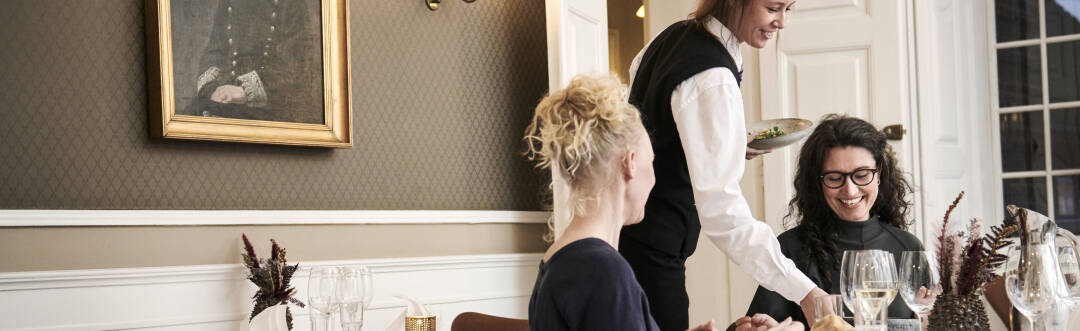 Unna dig en oförglömlig kulinarisk resa i Hindsgavl Slots restaurang.