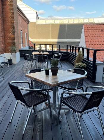 Nyt ferielivet med en forfriskning på hotellets hyggelige terrasse.