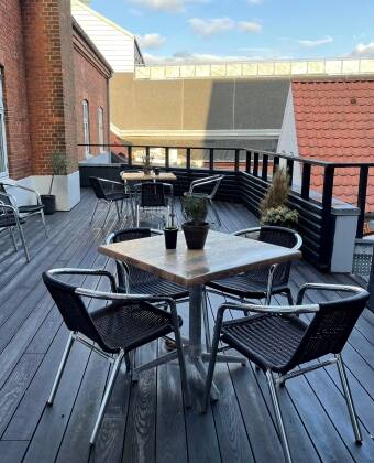 Nyd ferielivet med en forfriskning på hotellets hyggelige terrasse.
