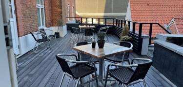Nyd ferielivet med en forfriskning på hotellets hyggelige terrasse.