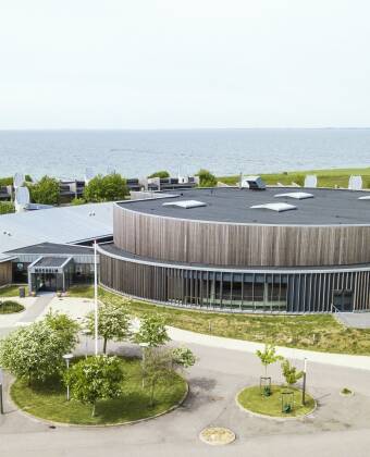 Musholm ligger mitt i ett vackert skyddat kustområde. På bara fem minuter kan du promenera ner till stranden vid Musholm Bay eller upptäcka de natursköna stigarna längs vattnet.