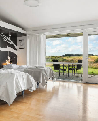 Værelserne og husene er indrettet med plads og tilgængelighed for alle.