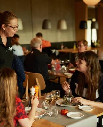 Nyt panoramautsikten på Restaurant Evald K. Menyen følger sesongene og byr på ferske, lokale råvarer med fokus på bærekraft.