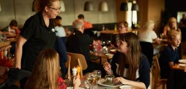 Genießen Sie den Panoramablick im Restaurant Evald K. Die Speisekarte ist saisonal und setzt auf frische, regionale Zutaten sowie Nachhaltigkeit.