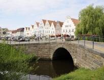 Passa även på att besöka kanalstaden Friedrichstadt som är känt som ”Lilla Amsterdam”.