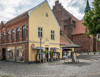 Svendborg er fyldt med hyggelige og spændende aktiviteter! Du kan gå på jagt efter et godt tilbud i de mange butikker på gågaden eller nyde kulinariske lækkerier.