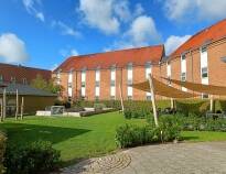 Danhostel Svendborg er ikke kun et sted, hvor du sover; nyd en smuk have, grillplads, arkadespil og hyggelige fælles opholdsrum.