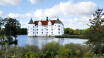 Se det smukke Glücksburg Slot ved Flensborg Fjord, som blandt andet har en fortid som dansk kongelig residens.