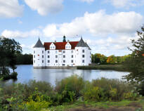 Se vackra Glückburg slottet vid Flensburg Fjord.
