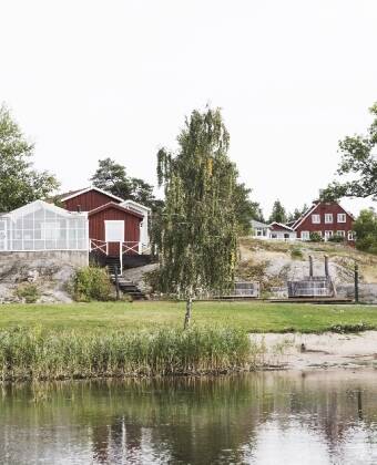 Das Hotel befindet sich auf der Insel Värmdö im schönen Stockholmer Schärengarten. Das Hotel hat einen eigenen Anlegesteg und einen eigenen Strand.