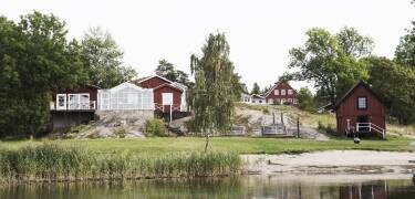 Bo lantligt på en modern gård med anor från 1500-talet i skärgården och endast 21min från Stockholm.