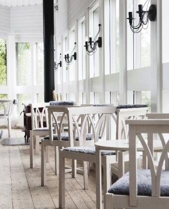 Speisen werden im modernen Restaurant und bei schönem Wetter auch auf der sonnigen Terrasse serviert.