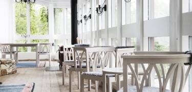Hotellets restaurang erbjuder god mat tillagad på egna och lokalt producerade råvaror.