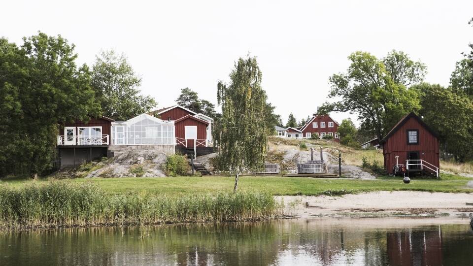 The hotel is located in a beautiful archipelago setting on the island of Värmdö in Stockholm's archipelago. The hotel has its own jetty and beach.