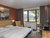 Hotellets rum är modernt inredda och erbjuder stor komfort.