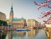 Oplev Hamburg fra vandsiden og nyd de smukke bygninger, som præger byen.