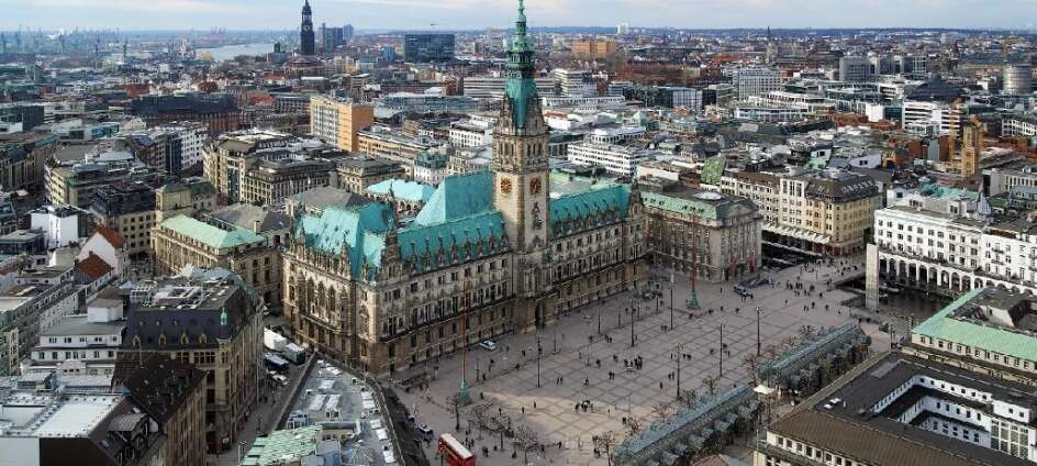 Besuchen Sie auf Ihrer Sightseeintour auch das Hamburger Rathaus, das 1897 im Neo-Renaissance-Stil gebaut worden ist.