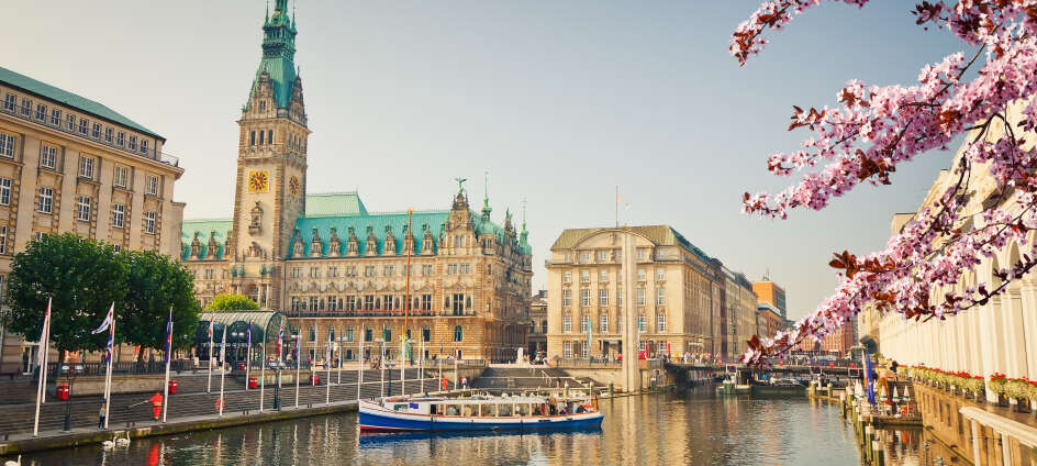 Entdecken Sie Hamburg von der Wasserseite und genießen Sie die schönen Gebäude, die die Stadt prägen.